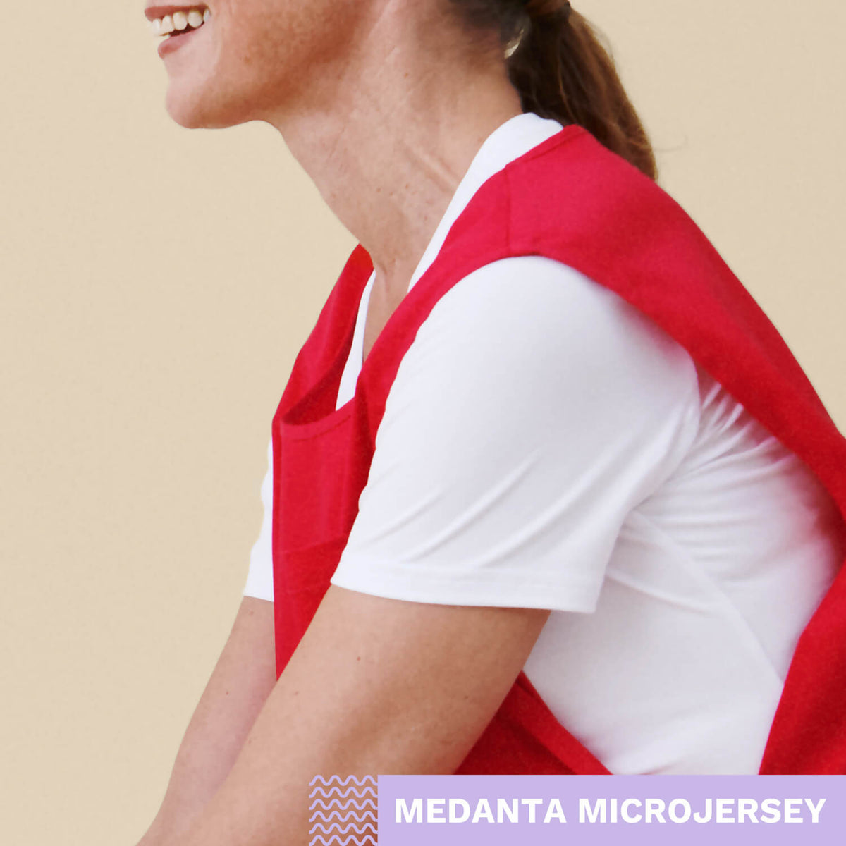 Medanta Microjersey -tekstigrafiikka, valkoinen työpaita ja punainen työessu mallin yllä