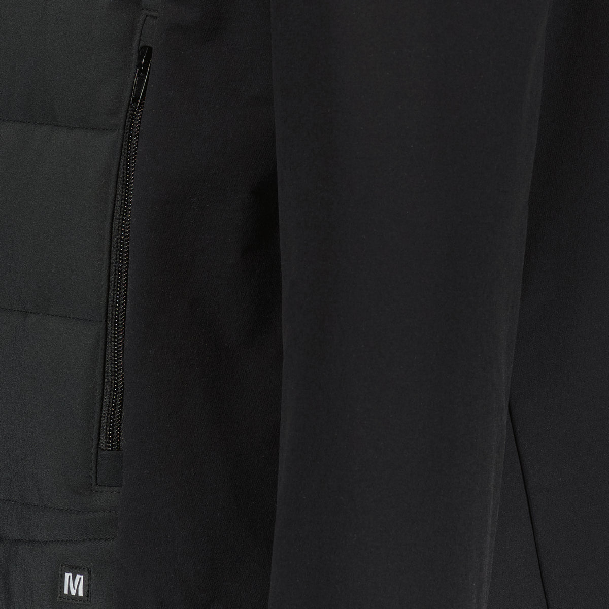 Mustan Jere unisex työtakin vetoketjullinen tasku yksityiskohta.