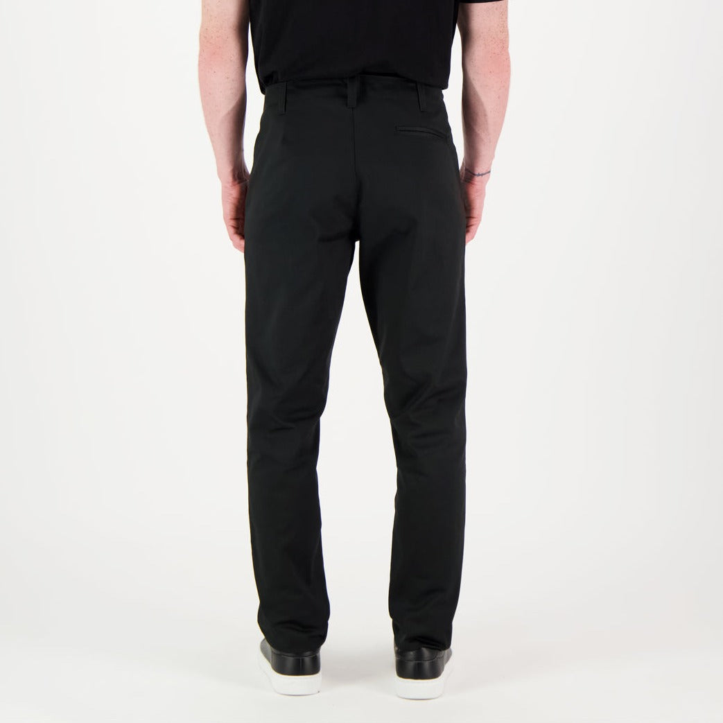 Mustat Tuuri unisex chino housut takaa mallin päällä