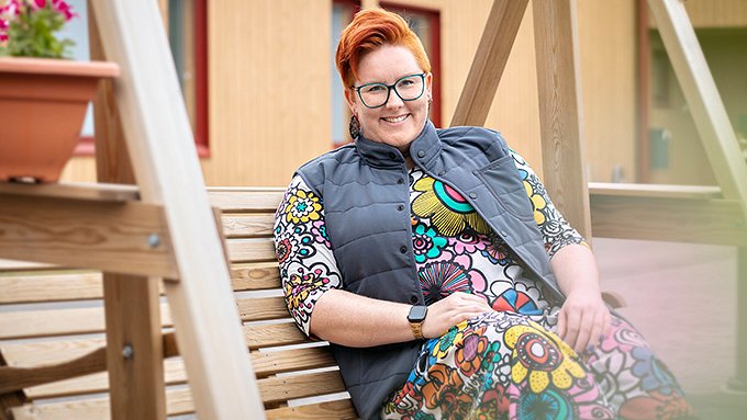 Puisessa keinussa istuu Norlandia Care liiketoimintajohtaja Mira Ruusunen 