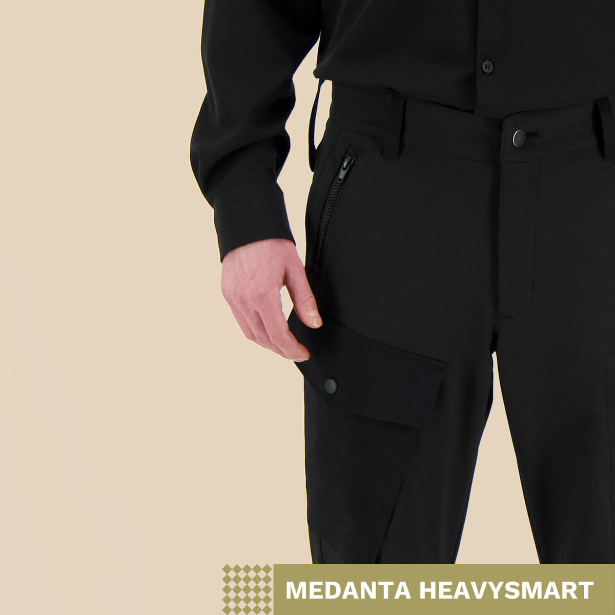 Medanta Heavysmart -tekstigrafiikka ja mustat työhousut ja työpaitapusero, beige tausta