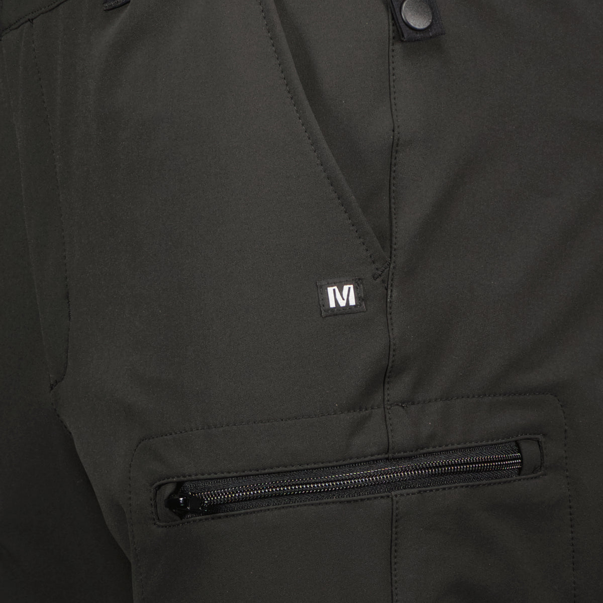 Mustien Karri unisex housujen logo yksityiskohta