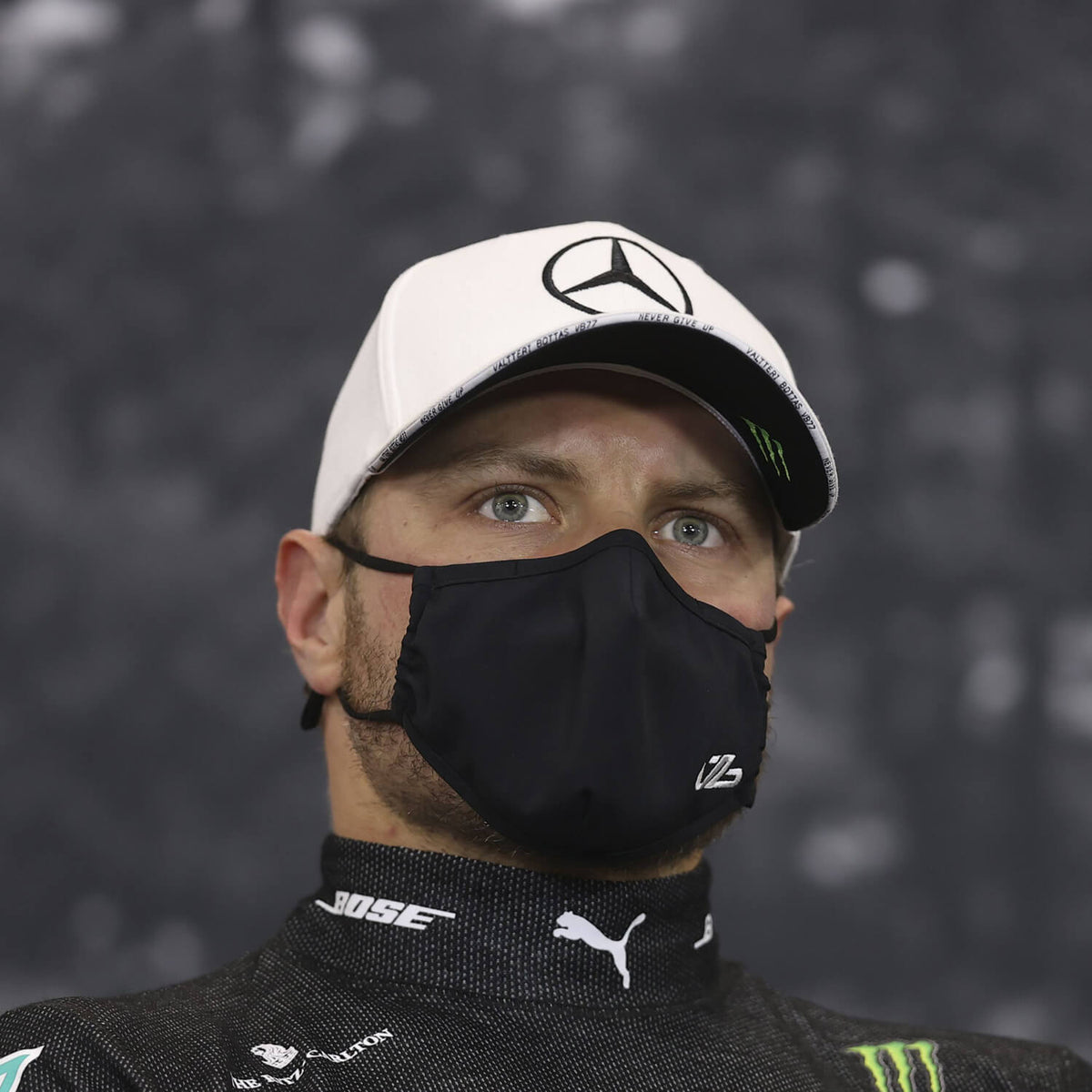 Kasvokuva: Valtteri Bottas lajiasussa, Medantan kasvomaski yllään