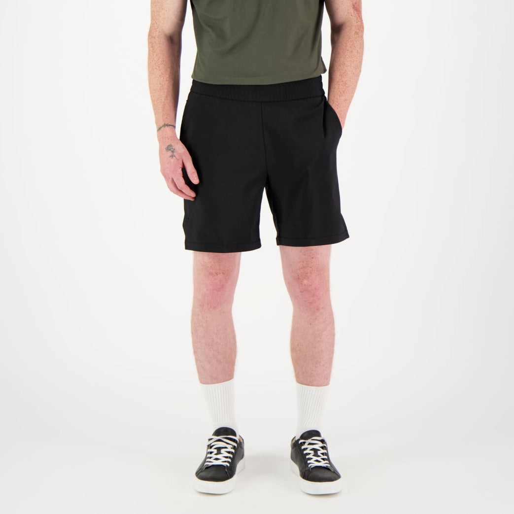 Mustat Sante unisex shortsit mallin päällä