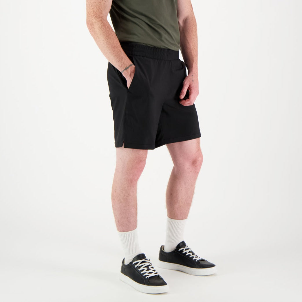 Mustat Sante unisex shortsit mallin päällä